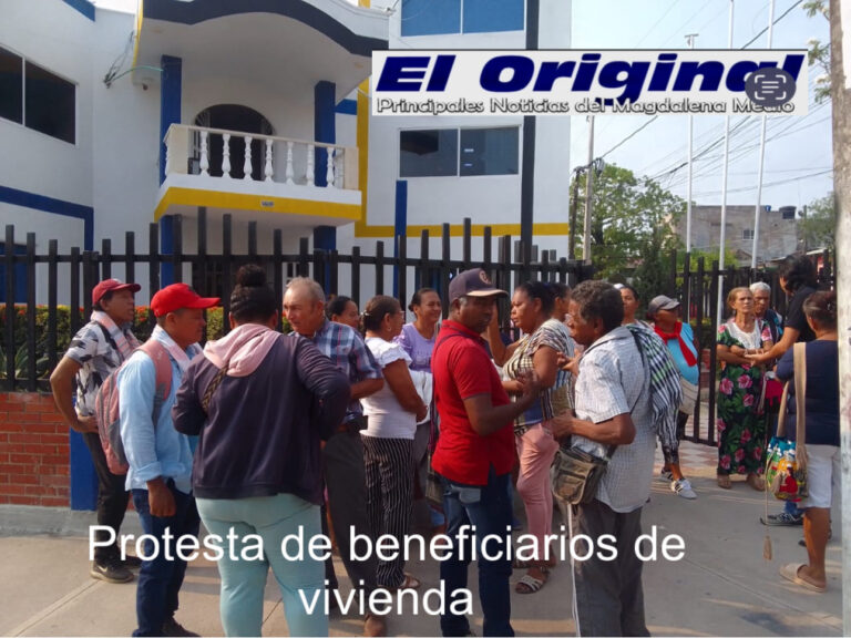 192 familias victimas del conflicto armado protestan contra el alcalde de Simiti porque le quiere arrebatar derechos adquiridos en vivienda.